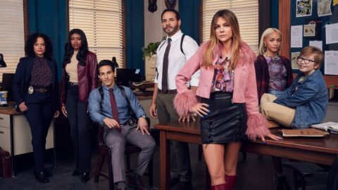 Hlavní obsazení seriálu High Potential v detektivní kanceláři, uprostřed Morgan (Kaitlin Olson) a vedle ní Karadec (Daniel Sunjata)