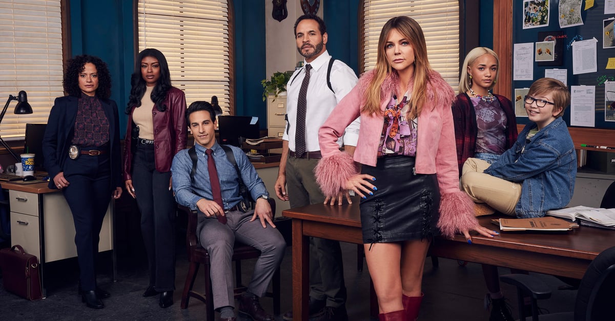 Hlavní obsazení seriálu High Potential v detektivní kanceláři, uprostřed Morgan (Kaitlin Olson) a vedle ní Karadec (Daniel Sunjata)