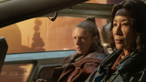 Hunter Schafer a Michelle Yeoh v autě v seriálu Blade Runner 2099