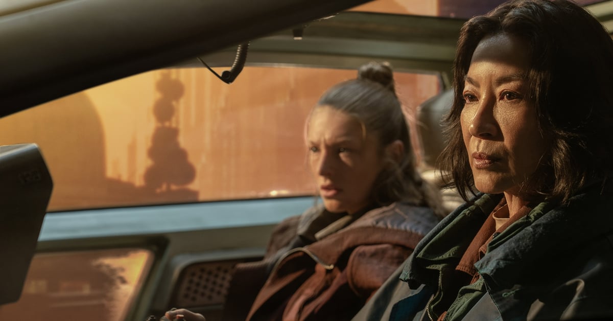 Hunter Schafer a Michelle Yeoh v autě v seriálu Blade Runner 2099