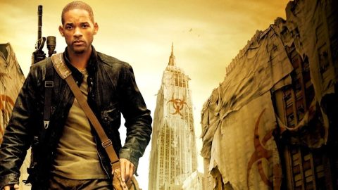 Will Smith jako Robert Neville ve filmu Já, legenda kráčí opuštěnou ulicí New Yorku s puškou na zádech
