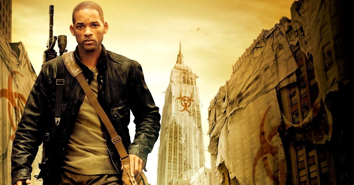 Will Smith jako Robert Neville ve filmu Já, legenda kráčí opuštěnou ulicí New Yorku s puškou na zádech