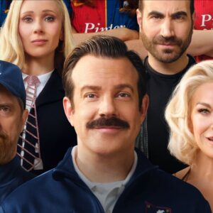Jason Sudeikis jako Ted Lasso obklopený hlavními postavami seriálu Ted Lasso