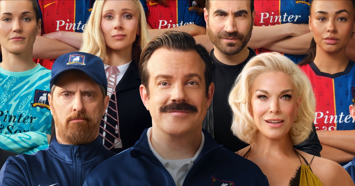 Jason Sudeikis jako Ted Lasso obklopený hlavními postavami seriálu Ted Lasso