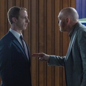 Jeremy Strong jako Mark Zuckerberg v konfrontaci s další postavou ve filmu The Social Reckoning