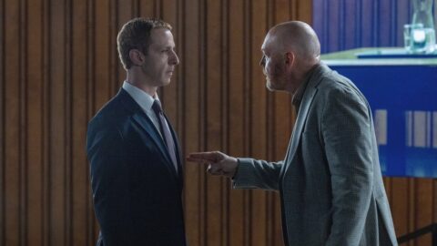 Jeremy Strong jako Mark Zuckerberg v konfrontaci s další postavou ve filmu The Social Reckoning