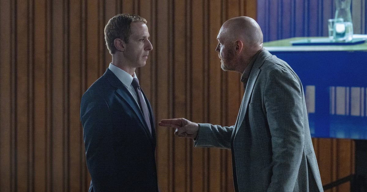Jeremy Strong jako Mark Zuckerberg v konfrontaci s další postavou ve filmu The Social Reckoning