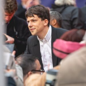 Jesse Eisenberg na premiéře filmu A Real Pain na Londýnském filmovém festivalu BFI