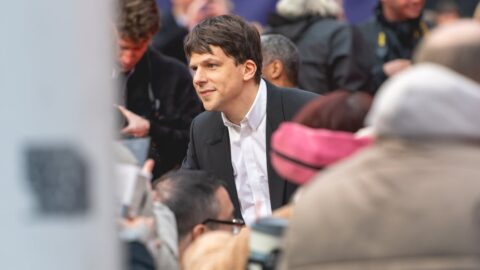 Jesse Eisenberg na premiéře filmu A Real Pain na Londýnském filmovém festivalu BFI