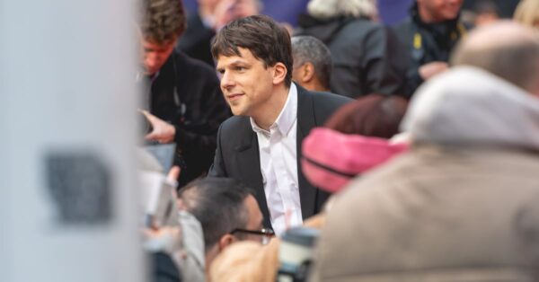 Jesse Eisenberg na premiéře filmu A Real Pain na Londýnském filmovém festivalu BFI