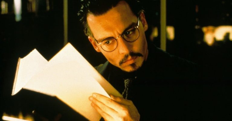 Johnny Depp jako obchodník s vzácnými knihami Dean Corso v brýlích listuje starým svazkem ve filmu Devátá brána