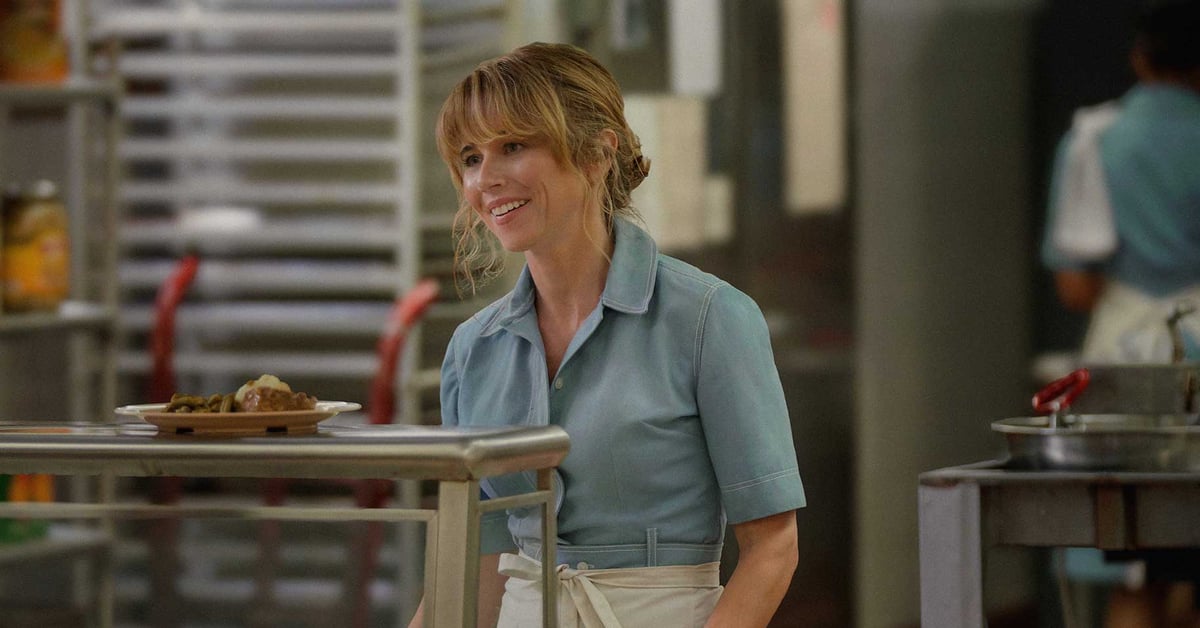 Linda Cardellini jako Pamela Voorhees v kuchyni tábora v seriálu Crystal Lake (Peacock)