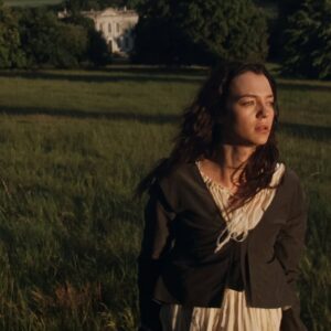 Marianne Dashwoodová (Esme Creed-Miles) na slunné louce před panským sídlem v nové filmové adaptaci Sense and Sensibility