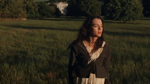 Marianne Dashwoodová (Esme Creed-Miles) na slunné louce před panským sídlem v nové filmové adaptaci Sense and Sensibility