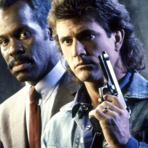 Mel Gibson jako Martin Riggs a Danny Glover jako Roger Murtaugh v promo snímku k filmu Smrtonosná zbraň