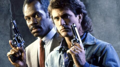 Mel Gibson jako Martin Riggs a Danny Glover jako Roger Murtaugh v promo snímku k filmu Smrtonosná zbraň