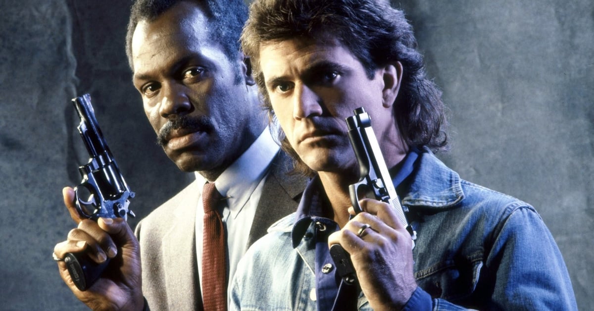 Mel Gibson jako Martin Riggs a Danny Glover jako Roger Murtaugh v promo snímku k filmu Smrtonosná zbraň