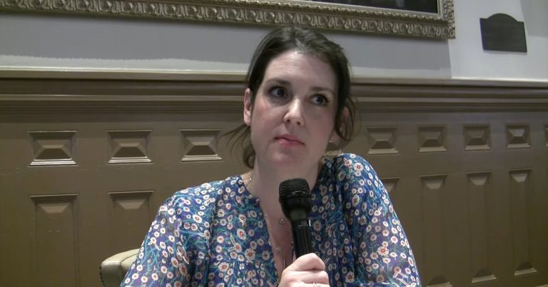Melanie Lynskey při rozhovoru v roce 2016