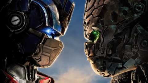 Optimus Prime a Optimus Primal tváří v tvář ve scéně z filmu Transformers: Rise of the Beasts