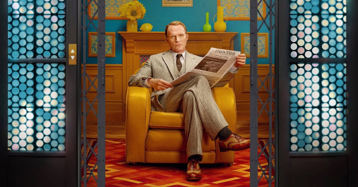 Paul Bettany jako Vision sedí v křesle a čte noviny s titulkem Vision Today v barevném interiéru ze seriálu VisionQuest