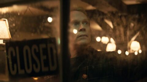 Paul Bettany jako Vision v seriálu VisionQuest, dívá se oknem s cedulí Closed