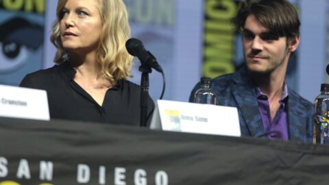 RJ Mitte a Anna Gunnová na sjezdu Comic-Con v San Diegu v roce 2018 na panelu k výročí seriálu Breaking Bad
