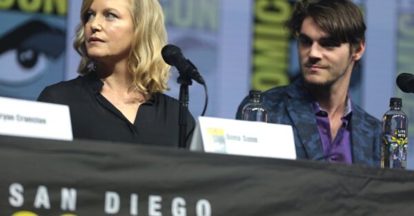 RJ Mitte a Anna Gunnová na sjezdu Comic-Con v San Diegu v roce 2018 na panelu k výročí seriálu Breaking Bad