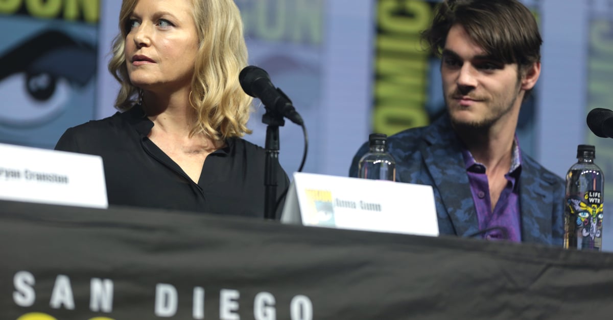 RJ Mitte a Anna Gunnová na sjezdu Comic-Con v San Diegu v roce 2018 na panelu k výročí seriálu Breaking Bad