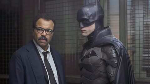 Robert Pattinson jako Batman po boku Jeffreyho Wrighta jako poručíka Gordona ve filmu The Batman