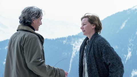 Sandra Hüller ve filmu Anatomie pádu v rozhovoru s mužem na zasněžené horské krajině