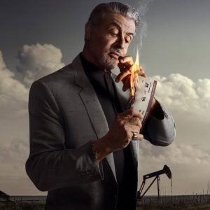 Sylvester Stallone jako Dwight Manfredi v seriálu Tulsa King pálí lístek na pozadí ropných čerpadel a oblačné oblohy