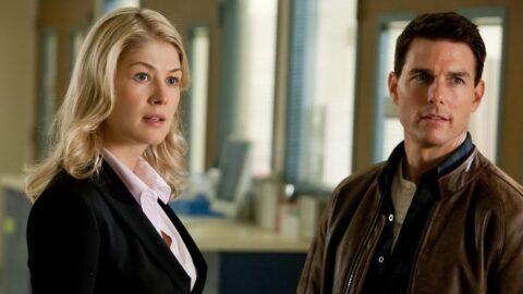 Tom Cruise jako Jack Reacher po boku Rosamund Pike ve filmu Jack Reacher (2012)