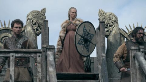 Vikingská bojovnice se štítem na palubě lodi v seriálu Bloodaxe