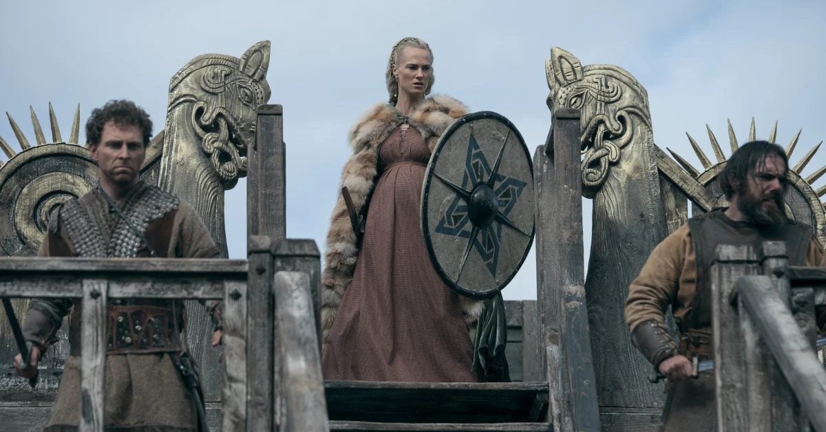 Vikingská bojovnice se štítem na palubě lodi v seriálu Bloodaxe