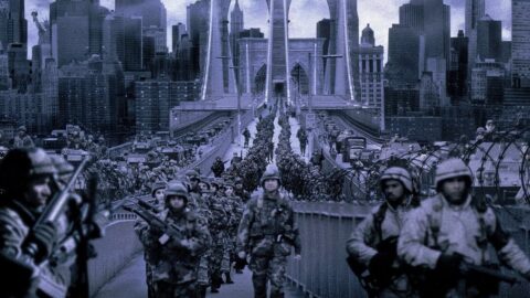 Vojáci s puškami pochodují přes Brooklynský most v New Yorku, záběr z filmu Stav obležení (1998)