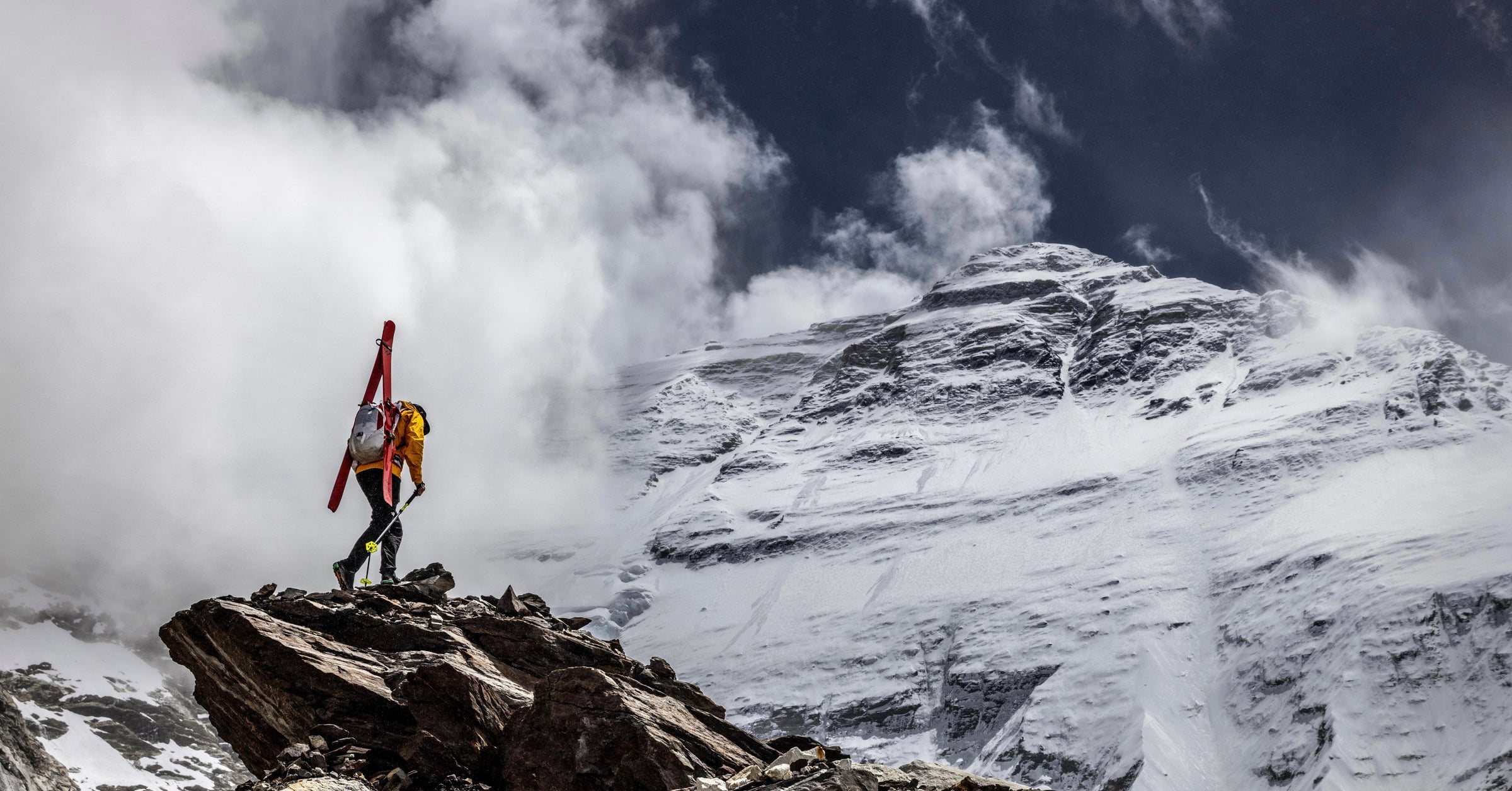 Záběr z dokumentu Everest: The Other Side – skialpinisté na stěně Everestu