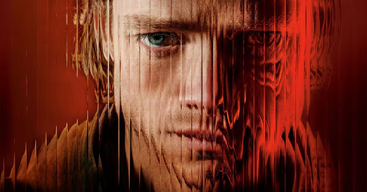 Zblízka tvář muže, jejíž pravá polovina se v červeném světle rozpíjí do deformované hmoty – promo obrázek k filmu Clayface